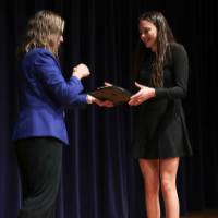 erica handing the award1